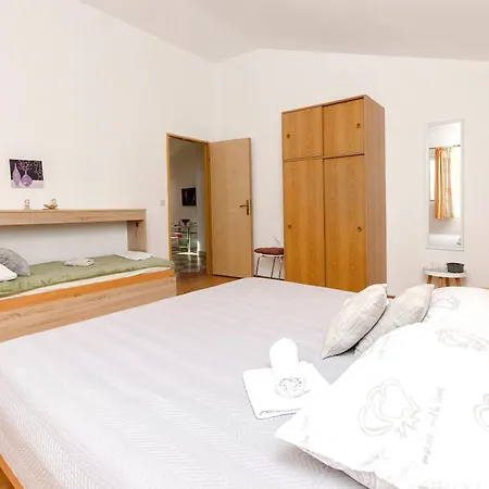 Sunny Corner * Tribalj